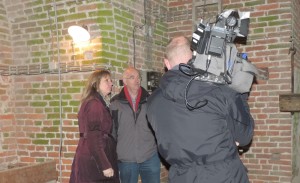 Sigried en Jan overleggen met cameraman Ronald over de opnames.