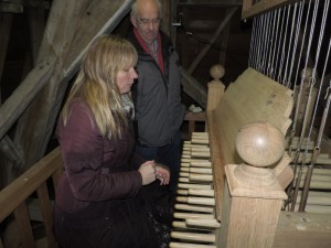 Sigried kan een beetje pianospelen en zowaar, ze speelt zomaar Vader Jacob.