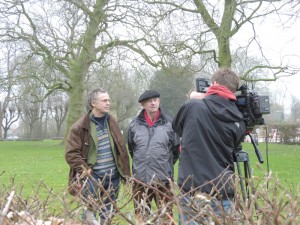 Interview in de tuin van de kerk.