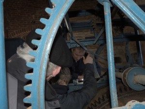 In de voorbereidende fase worden alle bouten, moeren en andere vastgeroeste onderdelen ingespoten met kruipolie.