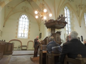 De voorzitter heet iedereen welkom.