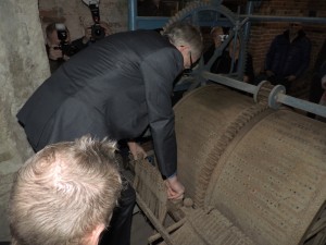 Wethouder Pier Prins tilt het zwaar verroeste lichterbed van zijn plek. Het demonteren is begonnen.