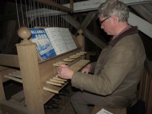 Henk Veldman aan het werk tijdens de maandelikse bespeling