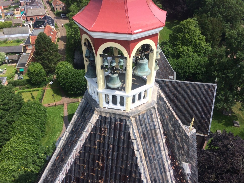 Met de hijskraan worden nu allerlei werkzaamheden aan de toren uitgevoerd. Beneden het Kerkpad, boven de Hemony klokken.