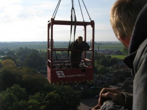 De hameronderdelen komen boven aan.